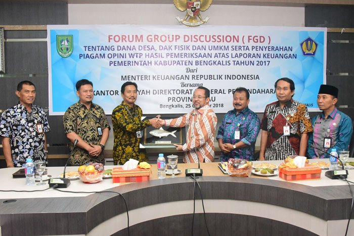 H Bustami HY Menyerahkan Cenderamata Kepada Kepala Bidang Pembinaan II Kanwil Dirjen Perbendaharaan Provinsi Riau