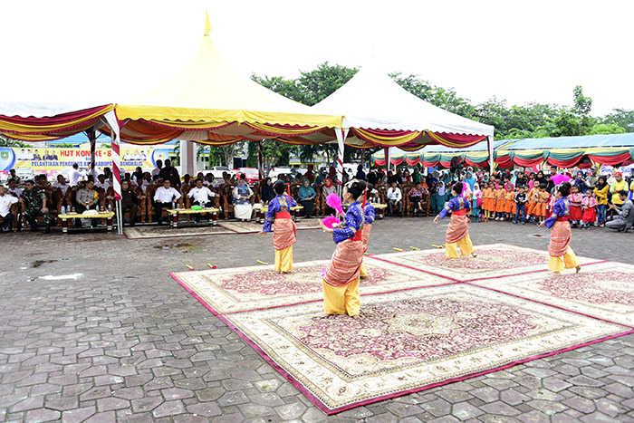 Teks foto: Bupati Bengkalis saat menyaksikan penampilan tari kreasi dari SD Negeri 7 Bengkalis.