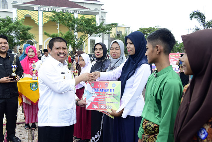 Teks foto: Bupati Bengkalis saat menyerahkan hadiah kepada pemenang lomba.