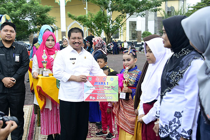 Teks foto: Bupati Bengkalis saat menyerahkan hadiah kepada pemenang lomba.