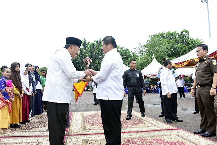 Teks foto: Bupati Bengkalis saat menyerahkan anugrah layak anak kepada Kepala Dinas Pemberdayaan Perempuan dan Perlindungan Kabupaten Bengkalis.