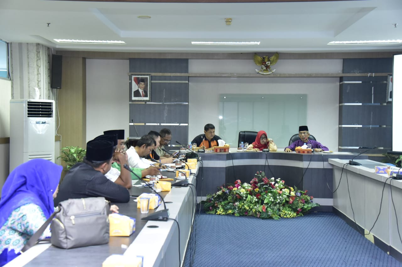 Teks Foto: Suasana rapat saat berlangsung.