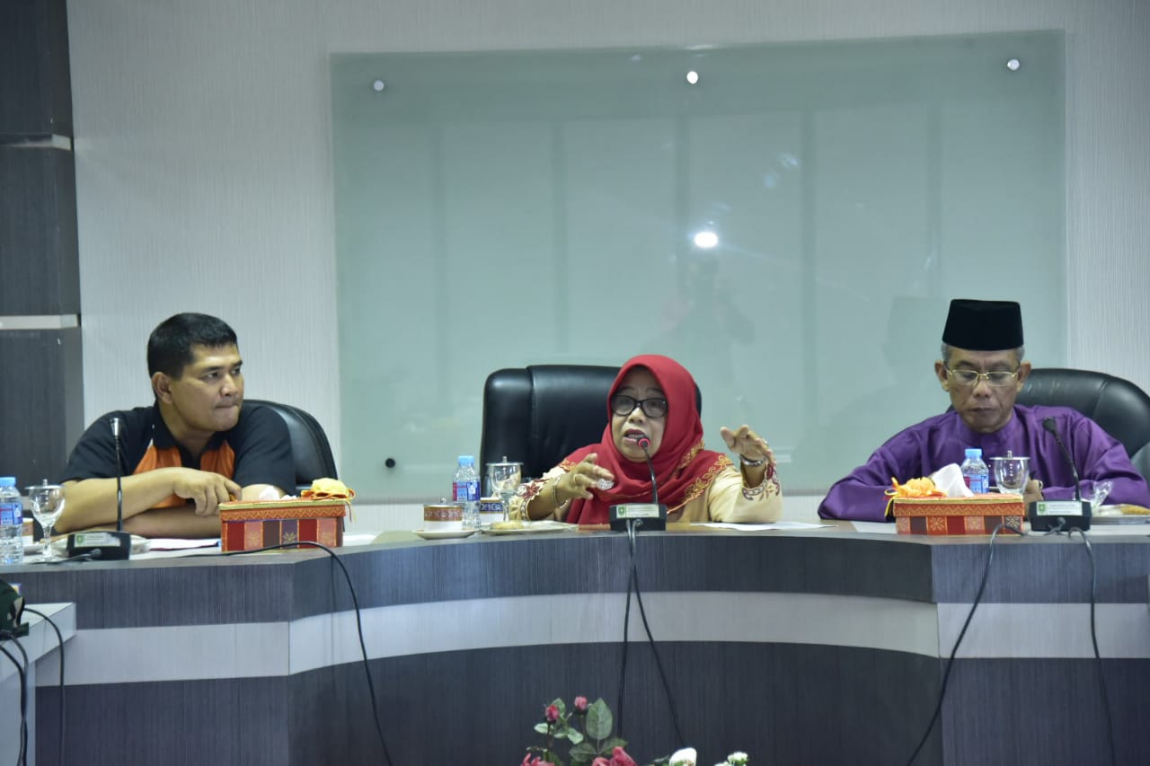 Teks Foto: Asisten I Sekretariat Daerah Bengkalis saat memimpin rapat.