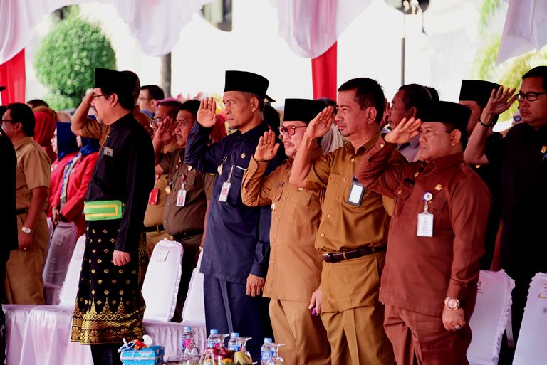 Teks Foto: Plt. Asisten III saat menghadiri Upacara Dharma Karyadhika 
