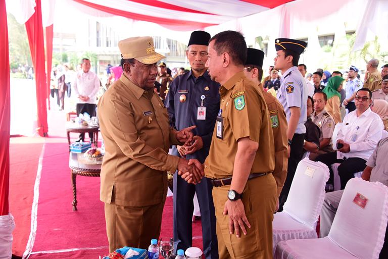 Teks Foto: Plt. Asisten III saat bersalaman dengan Plt. Gubernur Riau.