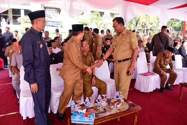 Teks Foto: Plt. Asisten III saat bersalaman dengan Bupati Rokan Hilir.