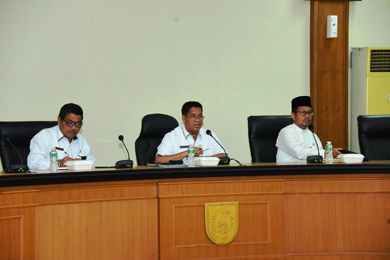 Teks Foto: Asisten I Sekretariat Daerah Provinsi Riau Ahmad Syah Harrofie saat memimpin rapat.