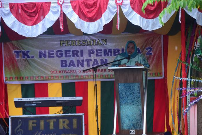 Teks foto: Kasmarni Amril saat memberikan sambutan.