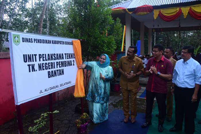 Teks foto: Kasmarni saat membuka tirai peresmian TK Negeri Pembina 2.