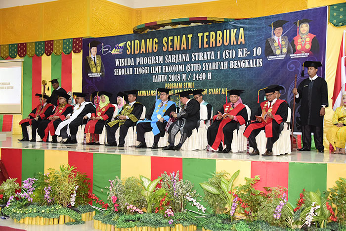 teks foto: Plt Asiten Admistrasi Umum Seketariat Daerah Bengkalis Saat Hadiri wisuda STIE Syariah 