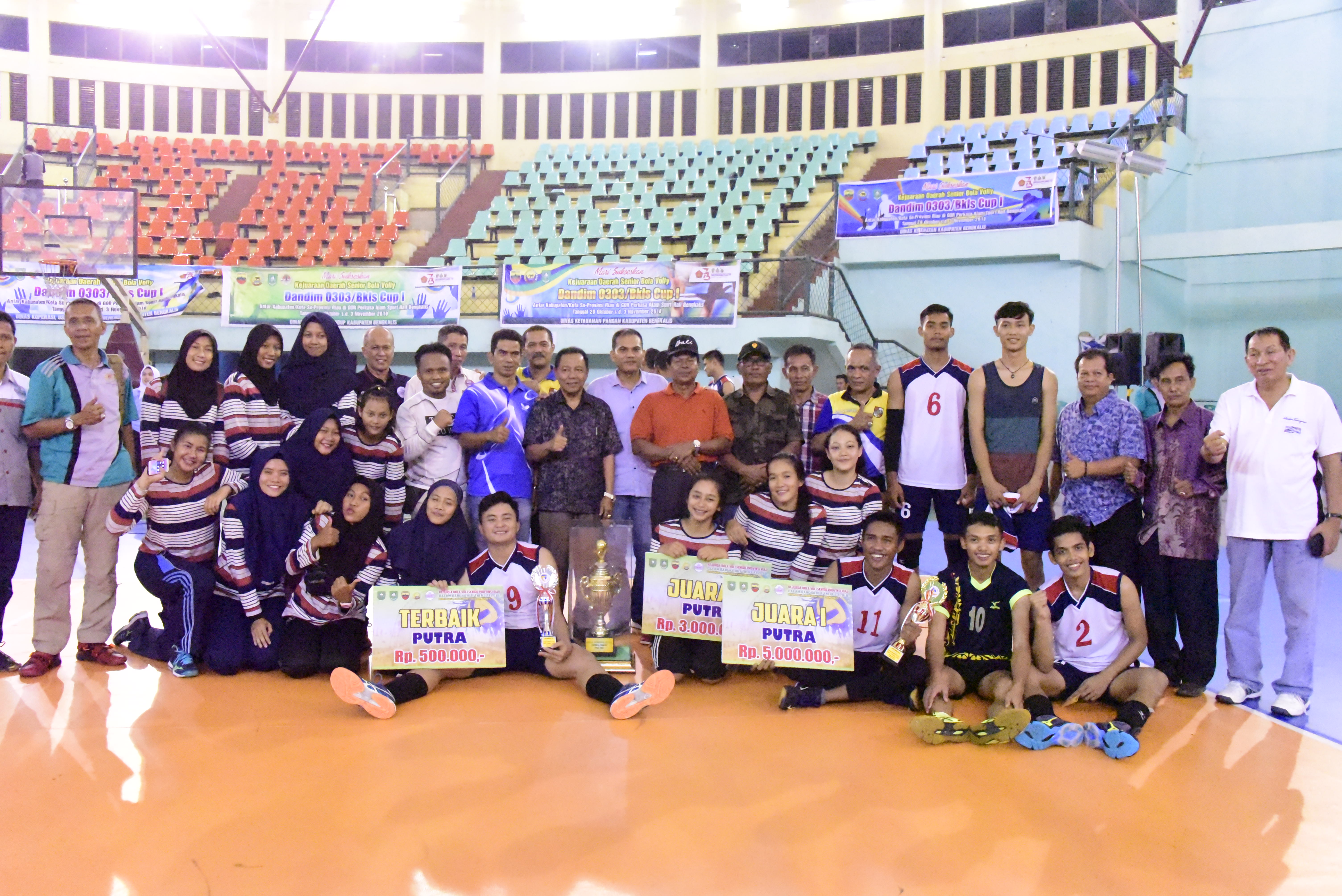 Staf Ahli Halolongan Berfoto Bersama Dengan Peserta Juara