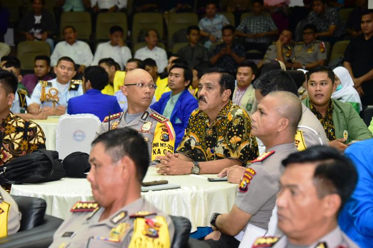 Plt. Kepala Dinas Pendidikan saat menghadiri acara BEM se-Riau.