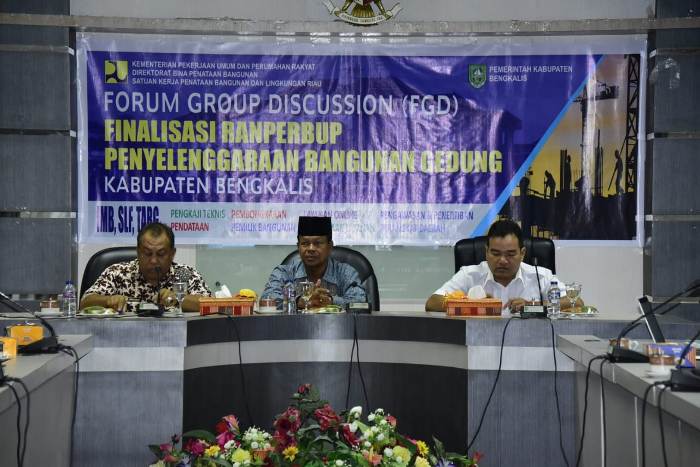 Staf Ahli Bupati Bidang Pemerintahan, Politik dan Hukum Haholongan Saat Menghadiri FGD