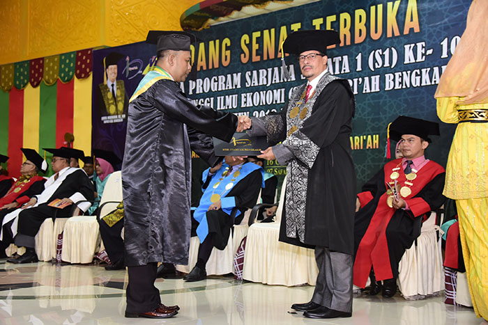 teks foto: Ketua Yayasan Bagun Insani Saat Menyerahkan Ijazah.