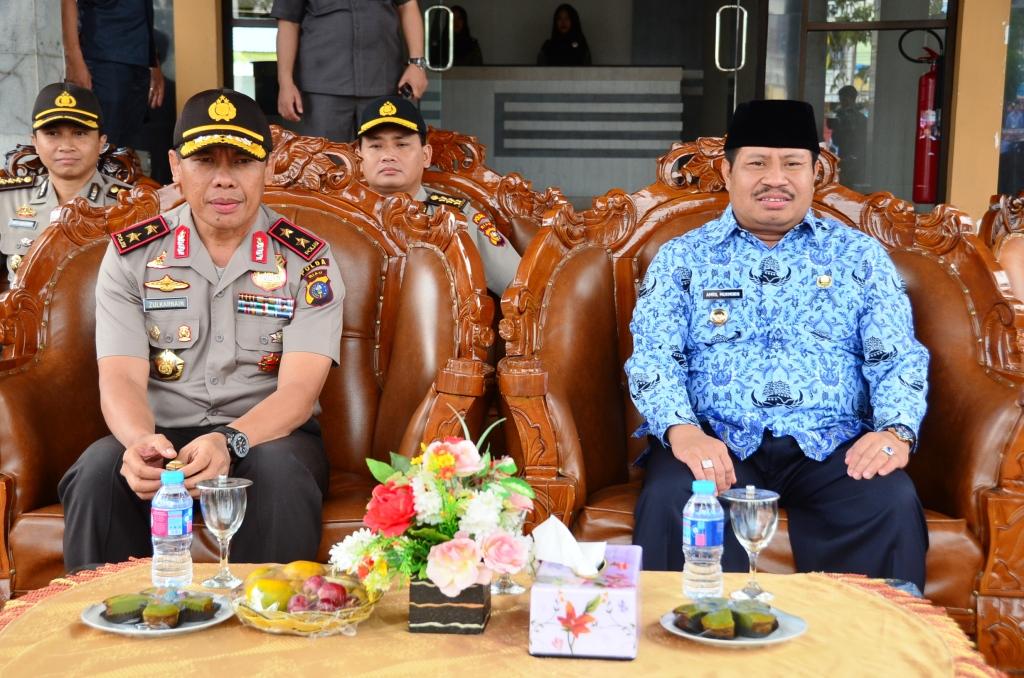 Bupati Bersama Kapolda Riau Mengikuti Upacara Bendera HKN dan HUT Damkar
