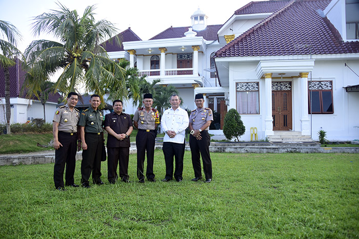 Bupati Bengkalis Amril Mukminin saat foto bersama dengan Kapolda dan Kabinda Riau di Wisma Sri Mahkota Bengkalis