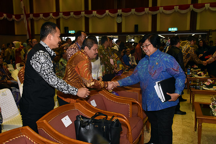 Bupati Bengkalis saat bersalaman dengan Menteri Lingkungan Hidup dan Kehutanan Republik Indonesia Siti Nurbaya