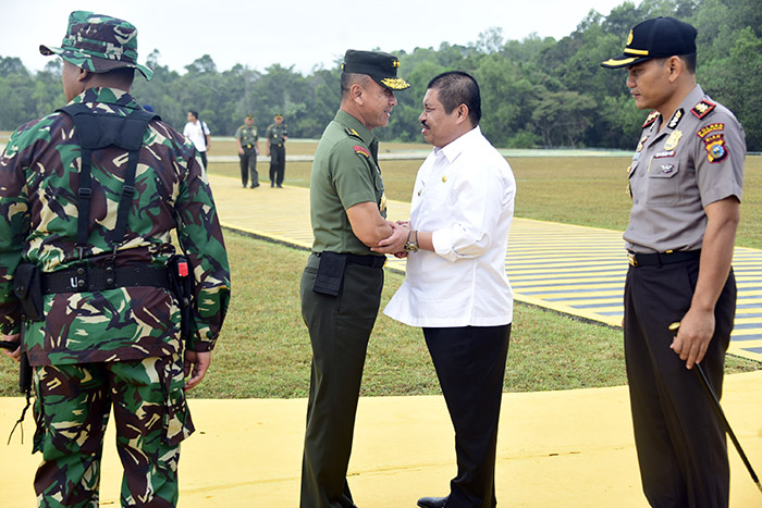Bupati Bengkalis saat bersalaman dengan Kepala Staf TNI Angkatan Darat