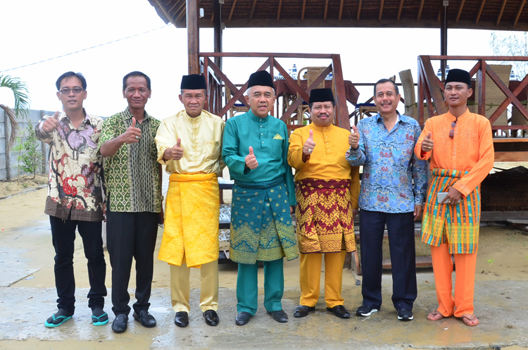 Foto bersama Gubri dan Kapolda Riau