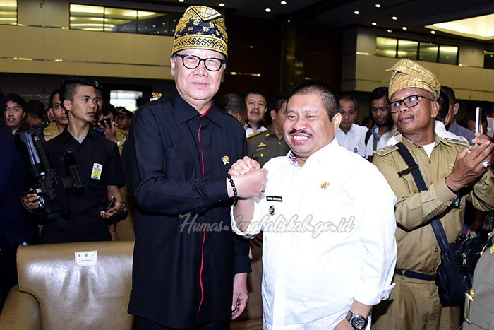 Bupati Bengkalis saat salam komando dengan Menteri Dalam Negeri Republik Indonesia