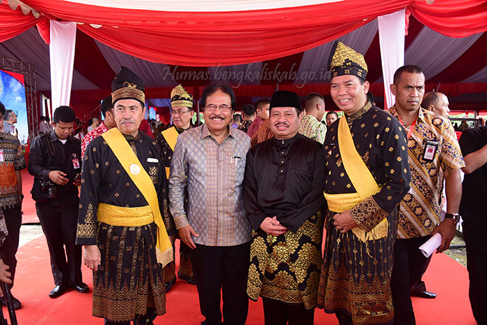 Bupati Bengkalis Saat Foto Bersama Menteri Agraria dan Tata Ruang Republik Indonesia Dr. Sofyan A. Djalil
