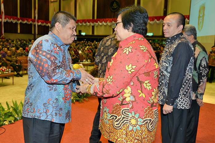 Bupati Bengkalis saat menerima Piala Adipura dari Menteri Lingkungan Hidup dan Kehutanan Republik Indonesia Siti Nurbaya tahun 2017 lalu.