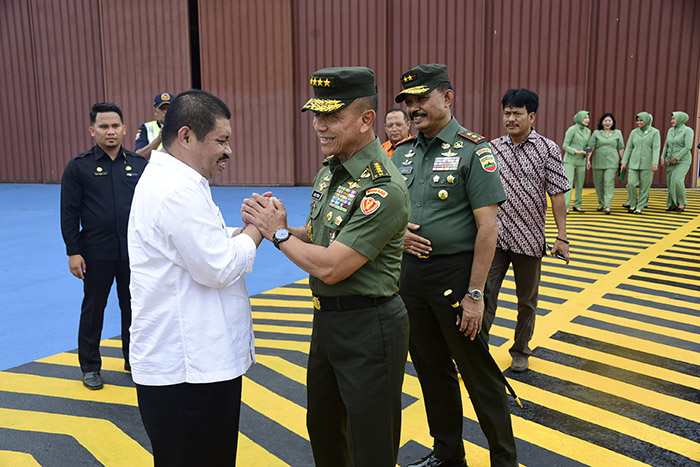 Bupati Bengkalis saat salam komando dengan Kepala Staf TNI Angkatan Darat