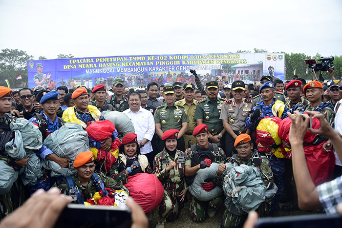 Bupati Bengkalis saat foto bersama dengan Kasad dan Gubernur Riau