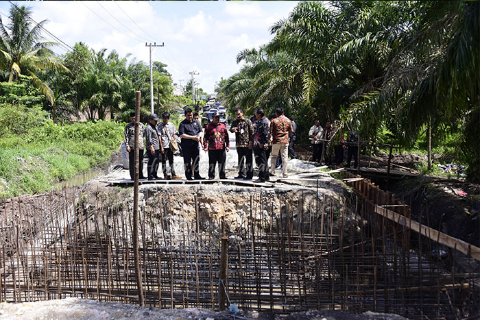 Bupati Bengkalis Saat Jembatan Dijalan Tegal Sari Ujung Duri