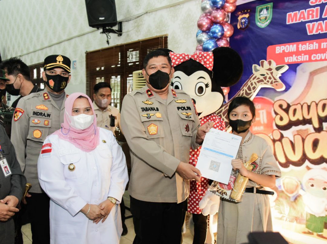 Bupati Bengkalis Dampingi Wakapolda Riau Tinjau Vaksin Massal Presisi