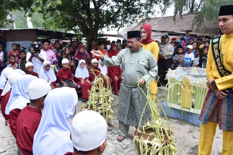 Masyarakat Antusias Menyaksikan Ritual Festival Mandi Safar Kecamatan Rupat Utara