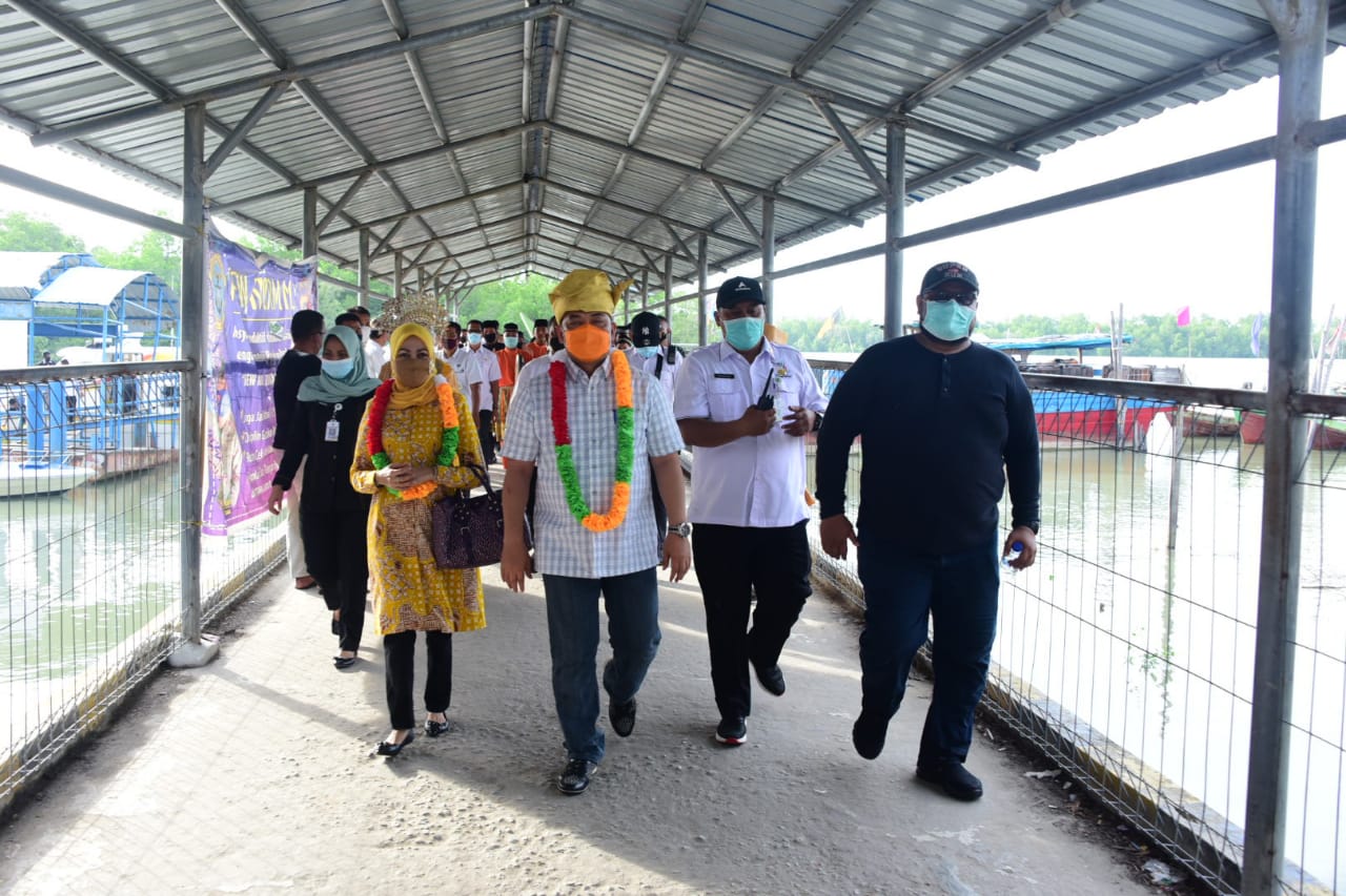 Tiba Di Pulau Rupat, Pj. Bupati Syahrial Disambut Dengan Adat Melayu