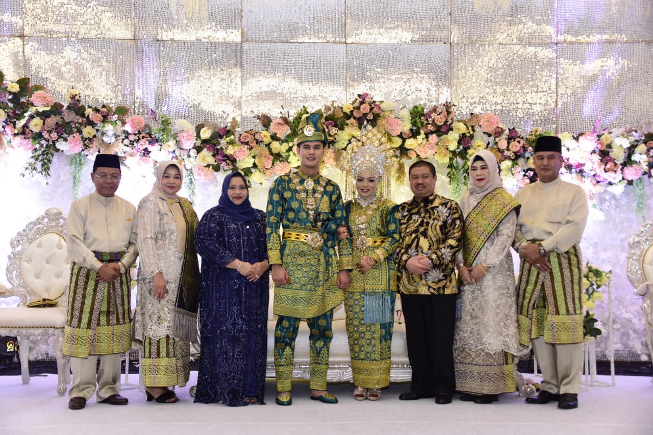 Bupati Bengkalis Hadiri Resepsi Pernikahan Putri Ketua KONI Riau