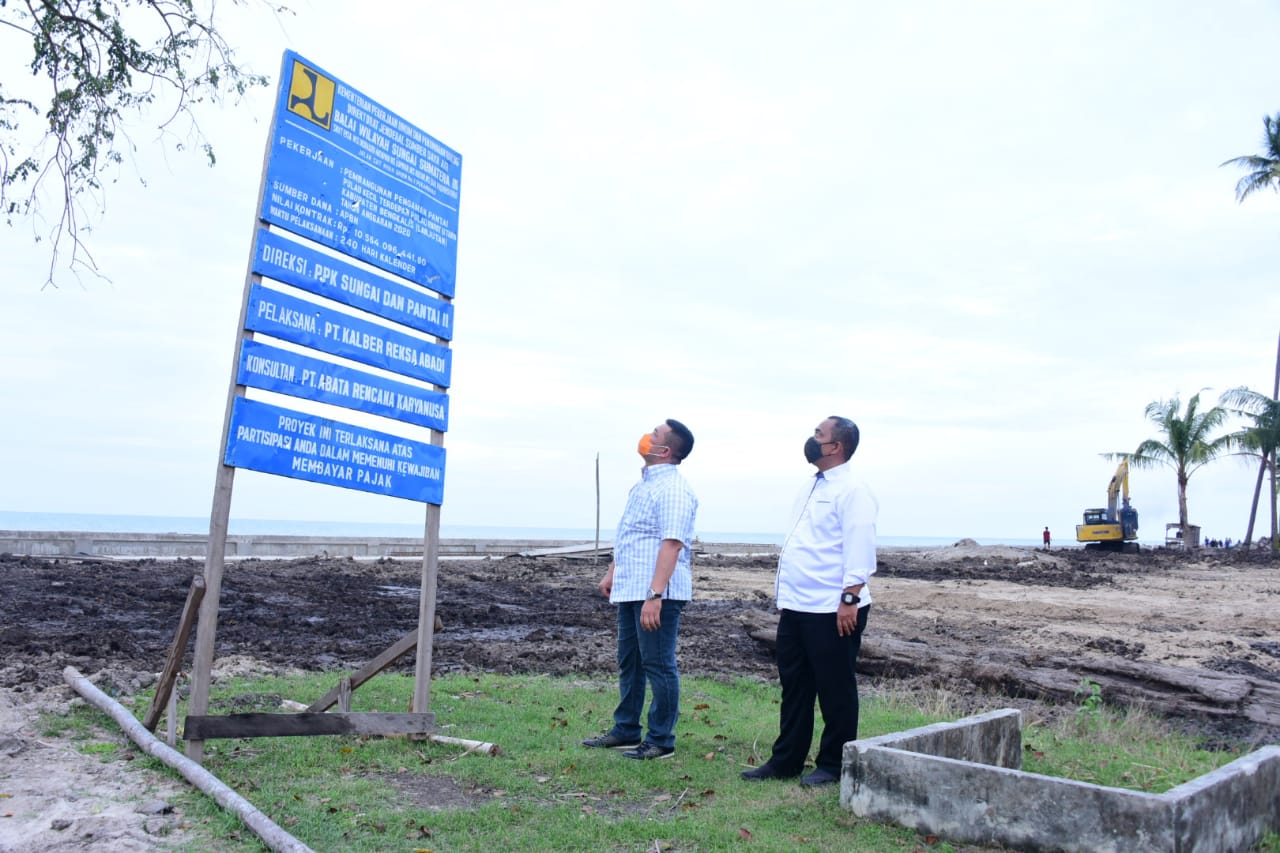 Pj Bupati Syahrial Tinjau Progres Pembangunan Pengaman Pantai Di Desa Teluk Rhu