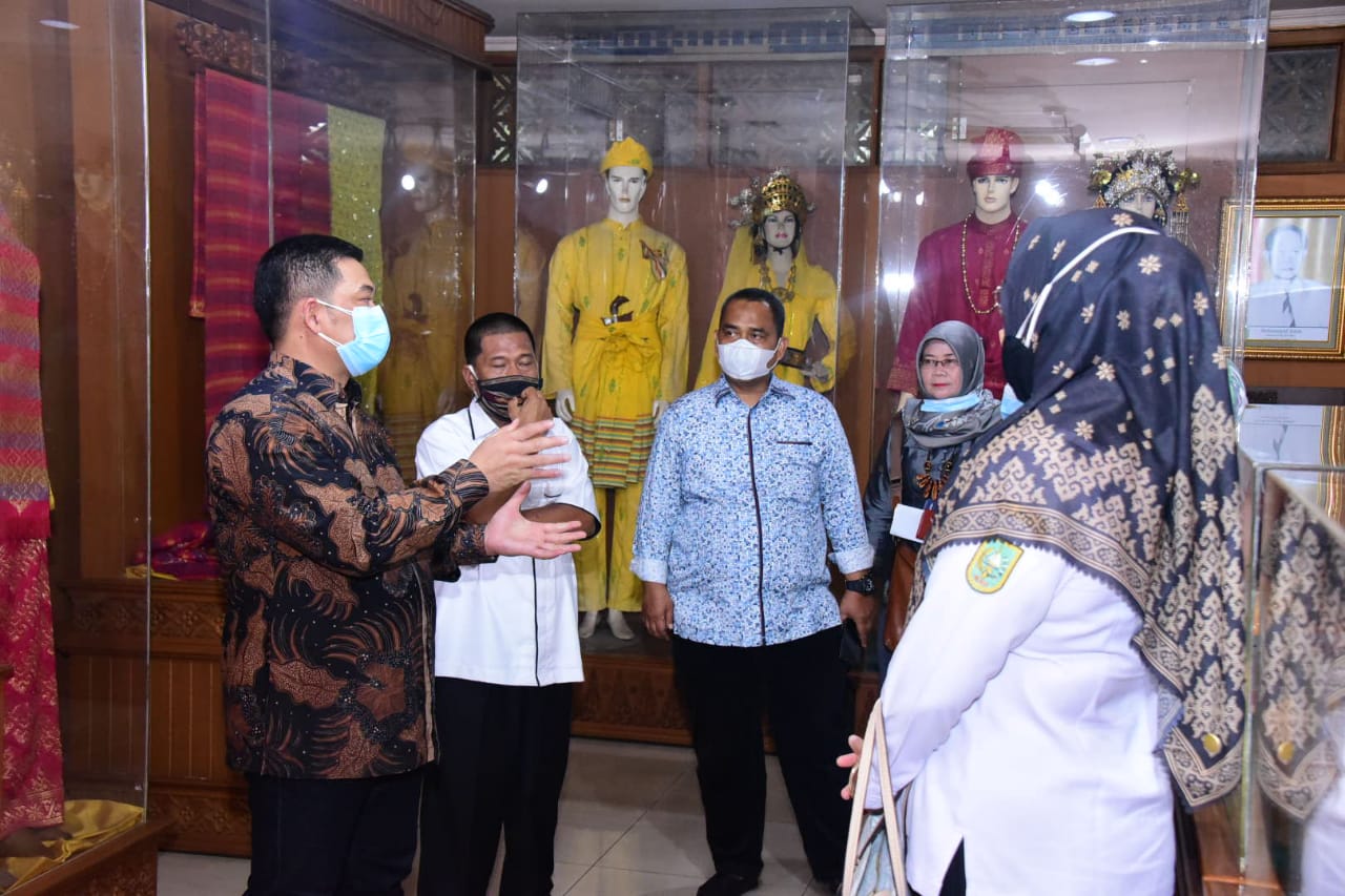 Kunjungi Anjungan Riau di TMII, Syahrial Abdi: Anjungan Ini Harus Kita Optimalkan