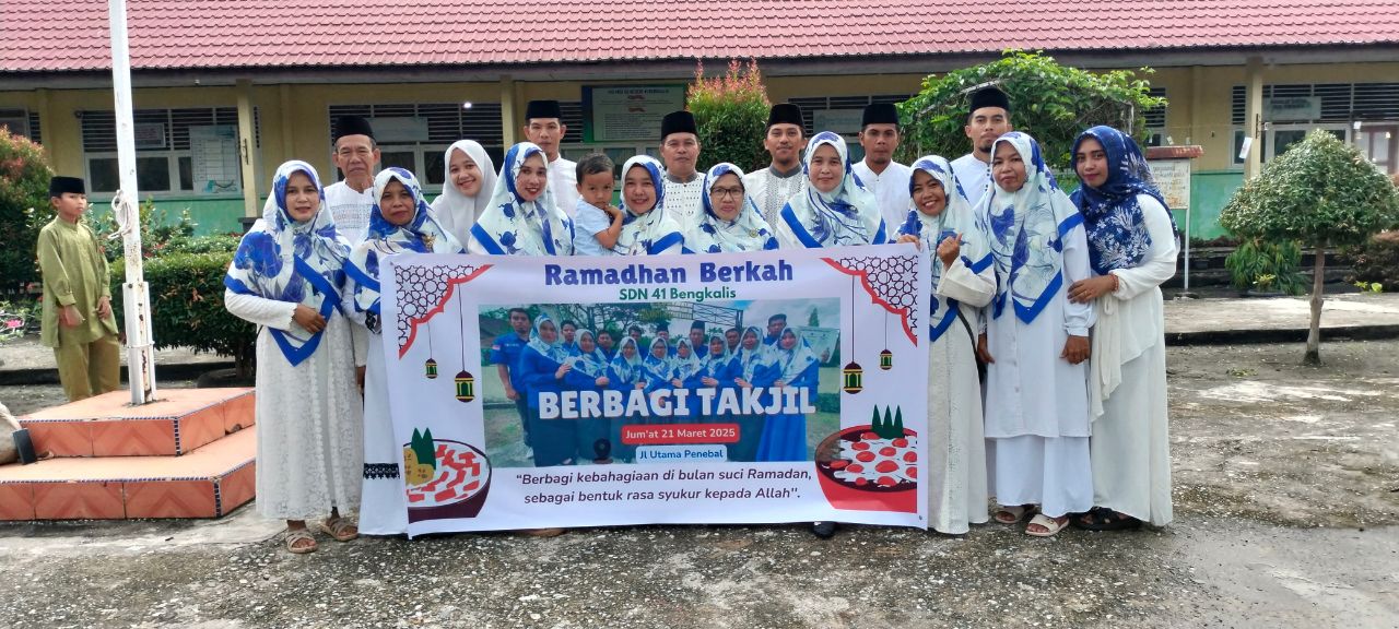 Keluarga Besar SDN 41 Bengkalis Berbagi Takjil Ramadhan