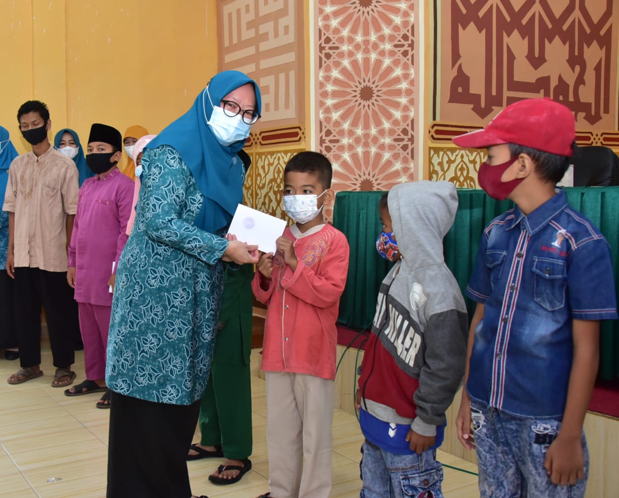 Siti Aisyah Serah Santunan 30 Anak Di Kecamatan Bantan
