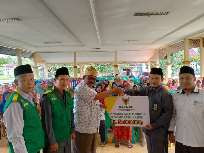 Baznas Provinsi Riau Salurkan Zakat Produktif  Kepada Baznas Bengkalis