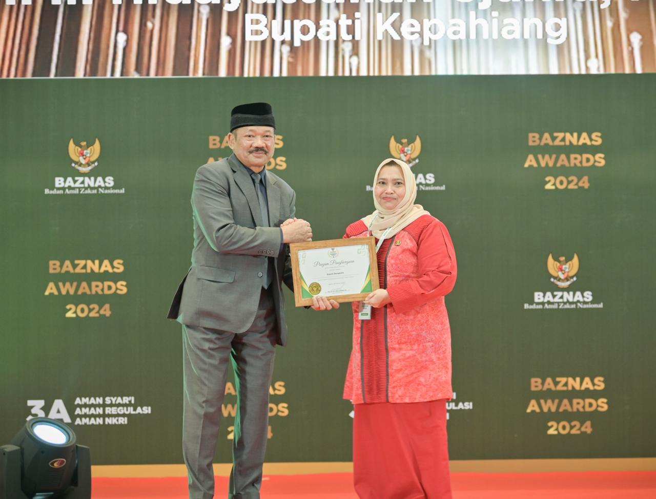 Wujud Kepeduliannya, Bupati Kasmarni Terima Penghargaan Baznas Award 2024