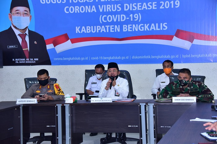 Gubernur Riau Menyalurkan Bantuan Sosial Kepada Pemerintah Kabupaten/Kota