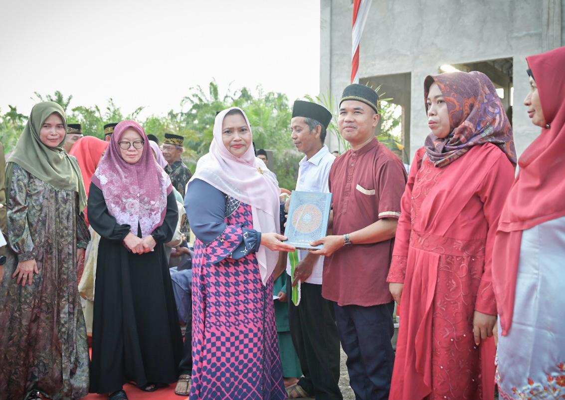 Bersafari Ramadhan Di Kecamatan Siak Kecil, Bupati Kasmarni Serahkan Berbagai Bantuan dan Santunan