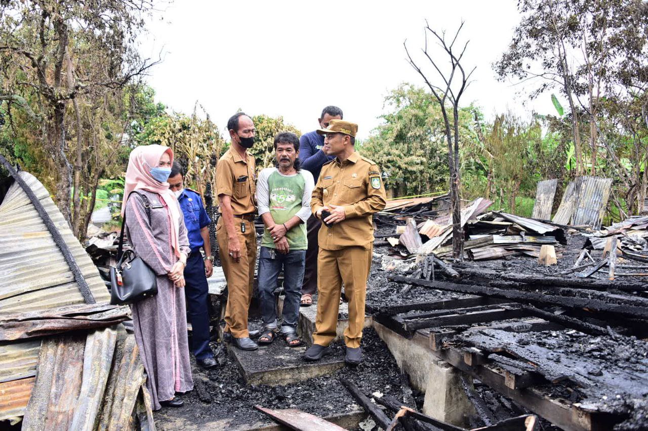 Turut Berdukacita, Bupati Serahkan Bantuan Kepada Korban Kebakaran di Kelurahan Damon
