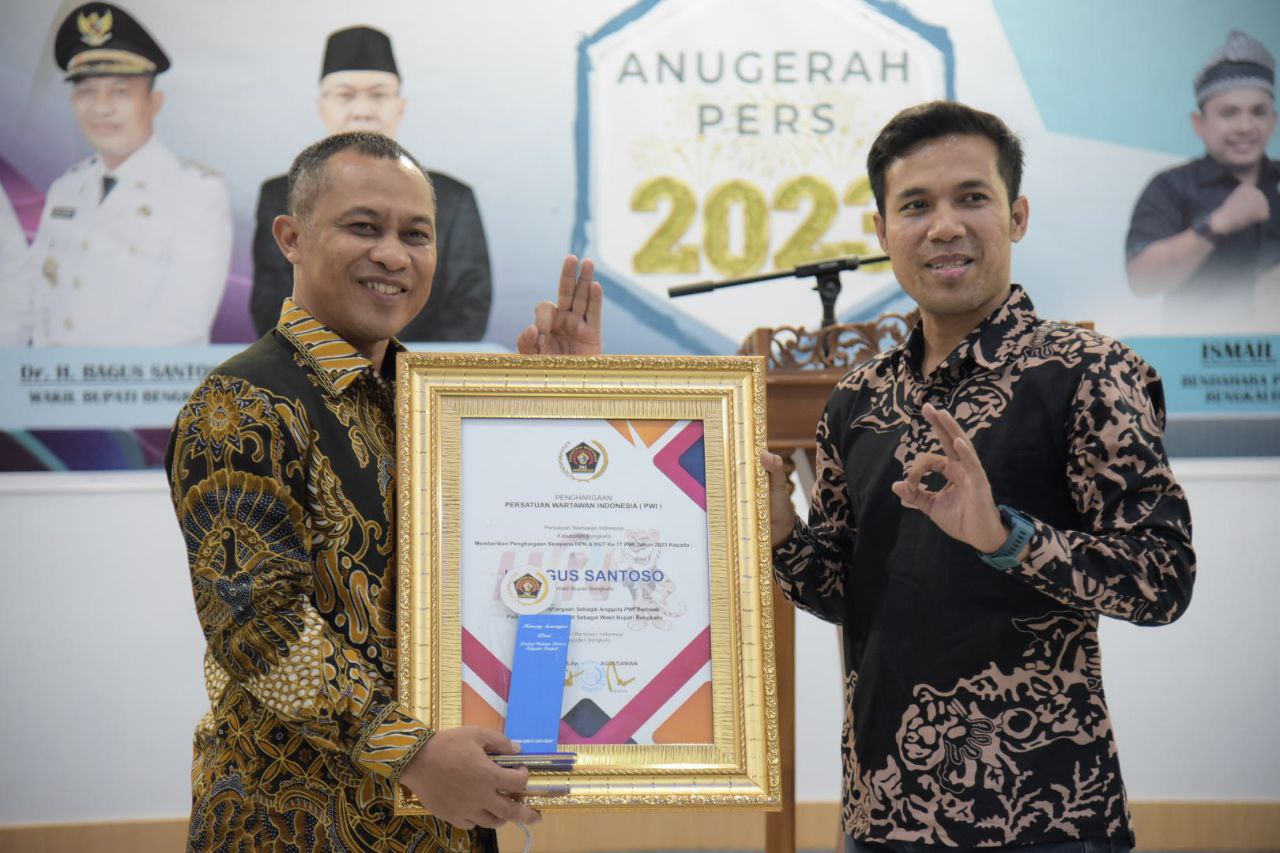 Wakil Bupati Bengkalis Bagus Santoso Menerima Penghargaan Anugerah Pers Tahun 2023