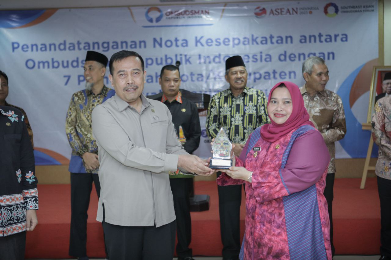 Bupati Bengkalis Menerima Penghargaan Terbaik Pertama Pelayanan Publik Terbaik Se-Provinsi Riau