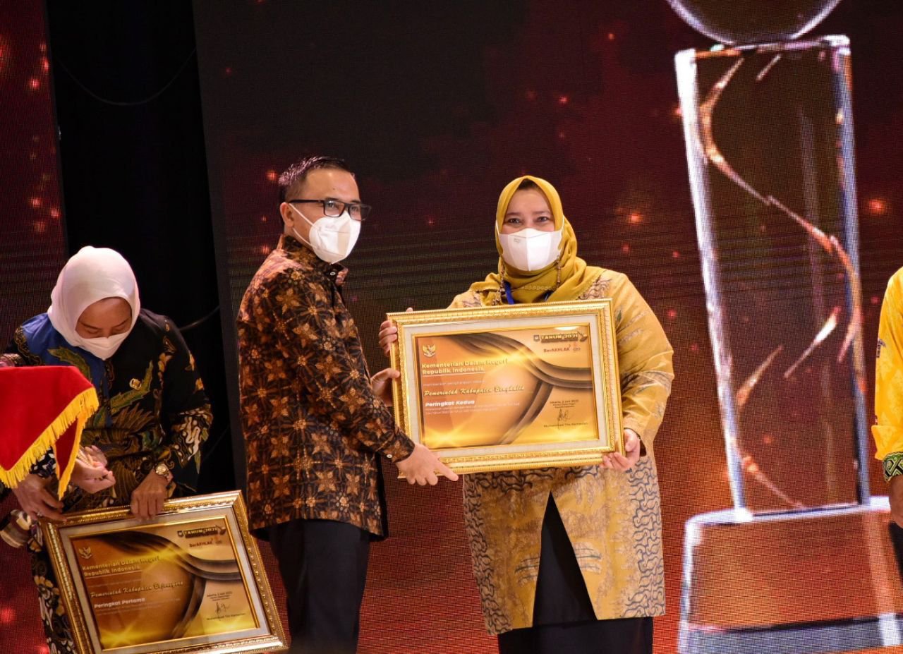 Bupati Kasmarni Raih Penghargaan dari Pemerintah Pusat dengan Realisasi Pendapatan Daerah tertinggi kedua se-Indonesia