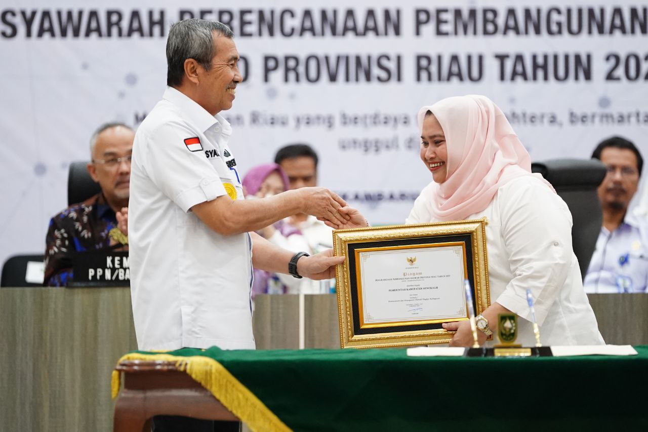 Bupati Bengkalis Kasmarni Menerima Penghargaan Terbaik I Kategori Kabupaten Terbaik Pembangunan Daerah Tingkat Provinsi Riau