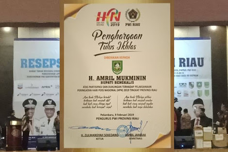Bupati Bengkalis Terima Penghargaan dari PWI Provinsi Riau