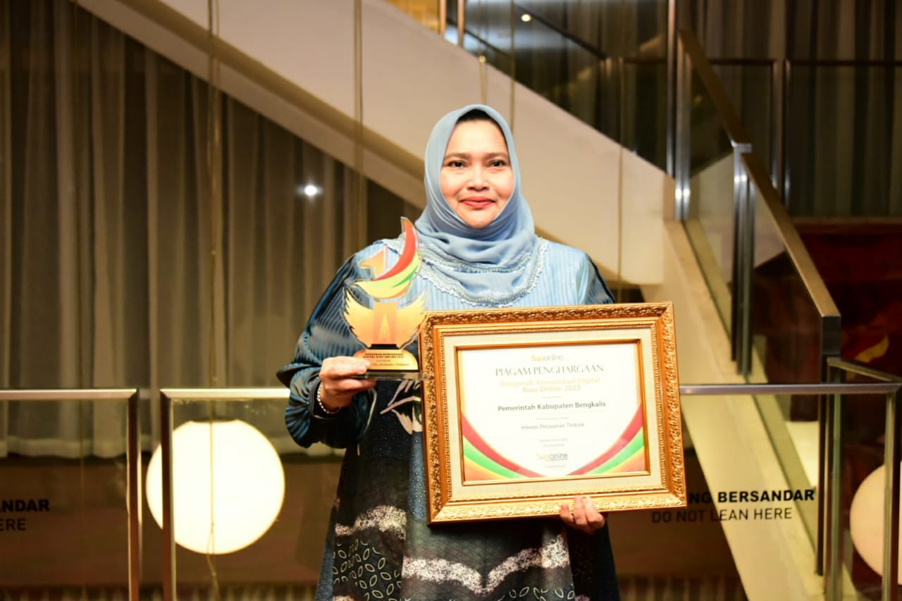 Bupati Kasmarni Menerima Penghargaan Penganugerahan Digital Predikat Inovasi Pelayanan Terbaik Standar Pelayanan Publik Tahun 2023 terbaik Se-Provinsi Riau