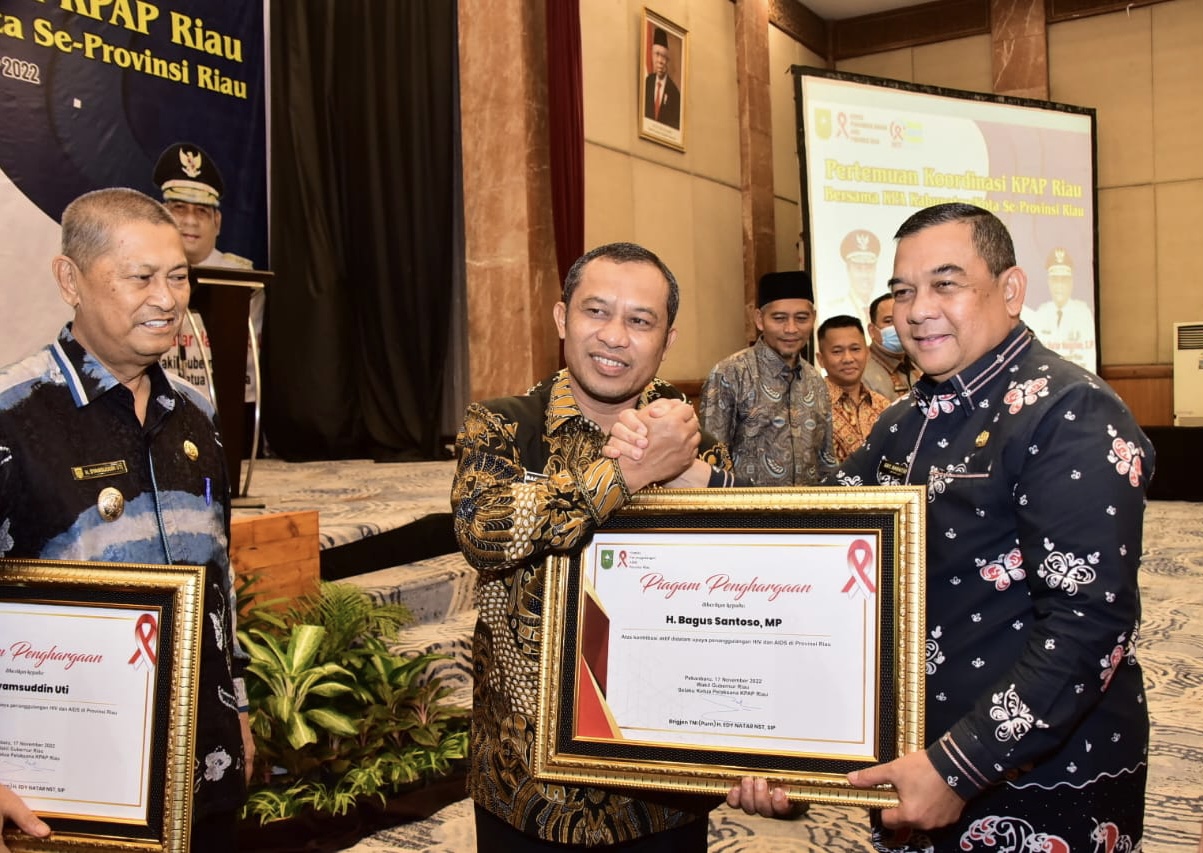 Wabup Bagus Santoso mendapat piagam penghargaan Koordinasi Komisi Penanggulangan AIDS (KPA) Se-Provinsi Riau