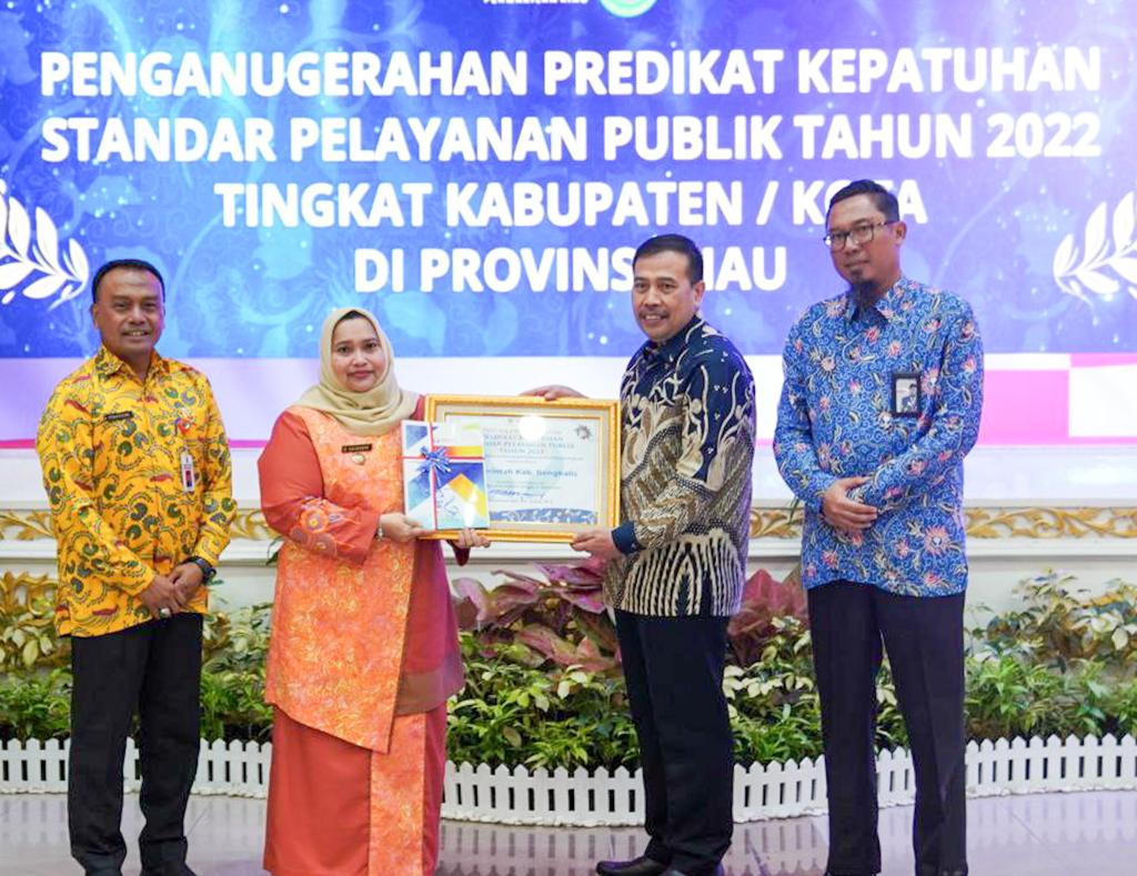Bupati Bengkalis Kasmarni Terima Penghargaan Anugerah Kepatuhan Pelayanan Terbaik Pertama Di Riau dan Ke-17 Se-Indonesia